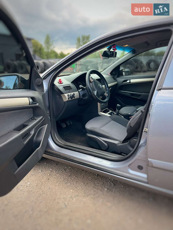 Хэтчбек Opel Astra 2007 в Житомире