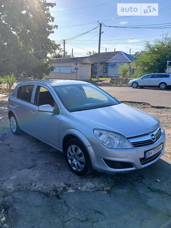 Хэтчбек Opel Astra 2010 в Болграде