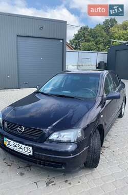 Хэтчбек Opel Astra 2003 в 