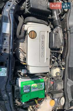 Хэтчбек Opel Astra 2003 в 
