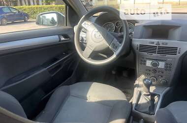 Хэтчбек Opel Astra 2005 в 