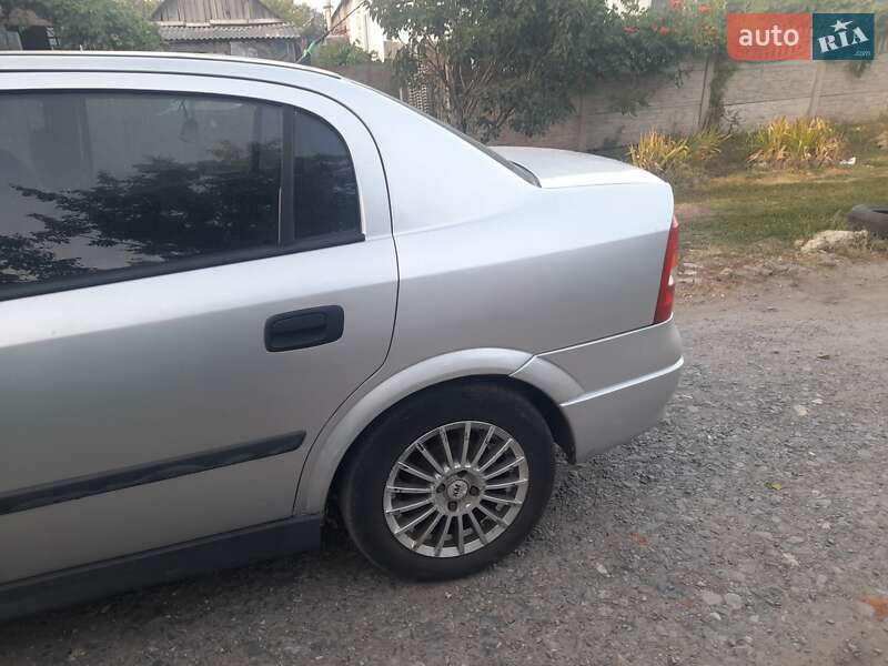 Седан Opel Astra 2005 в Лозовой