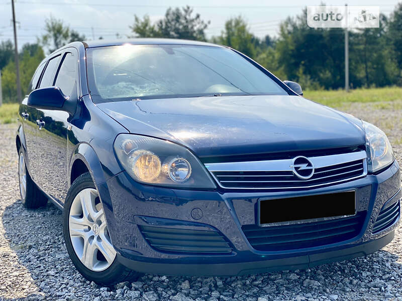 Универсал Opel Astra 2012 в Новояворовске