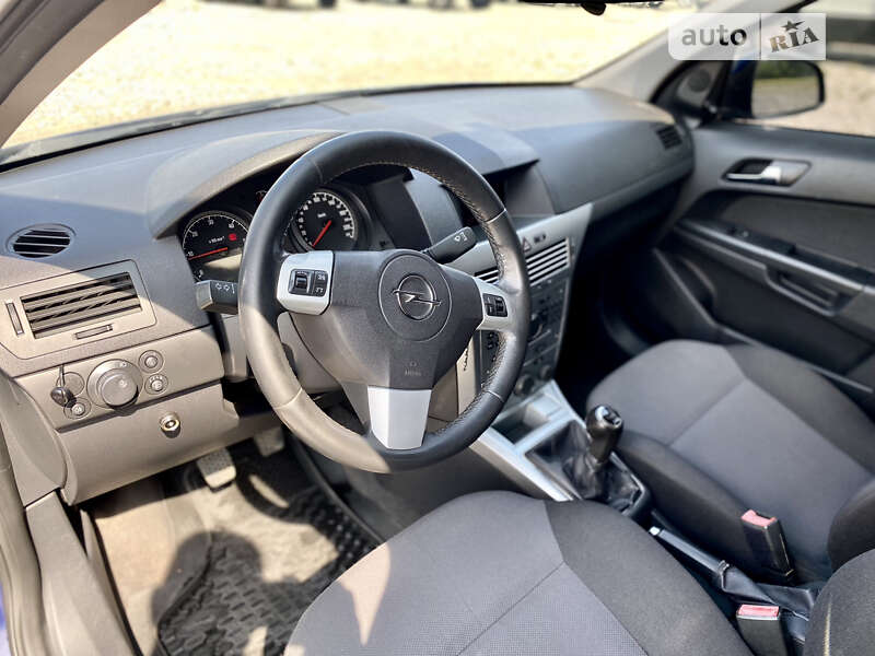 Универсал Opel Astra 2012 в Новояворовске