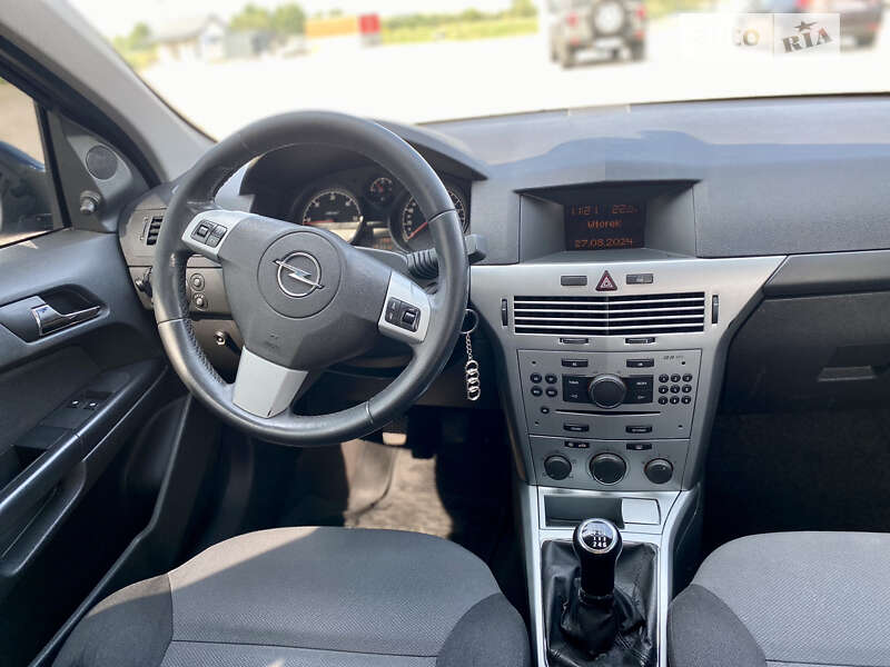 Универсал Opel Astra 2012 в Новояворовске