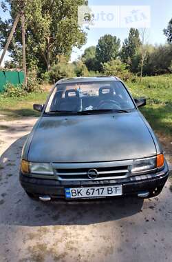 Седан Opel Astra 1992 в Корце