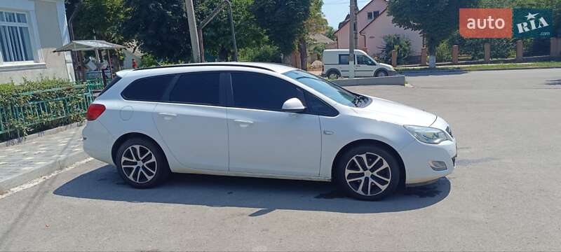 Универсал Opel Astra 2011 в Ровно