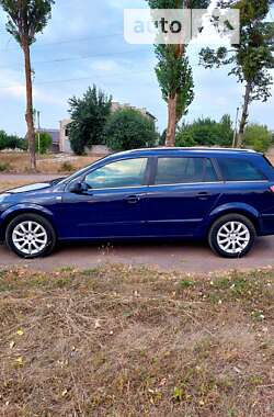 Универсал Opel Astra 2006 в Тростянце