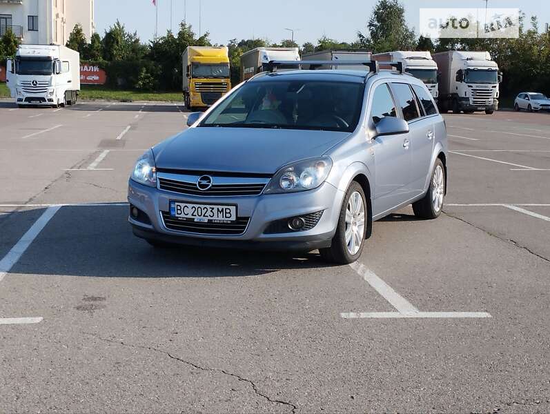 Универсал Opel Astra 2010 в Львове