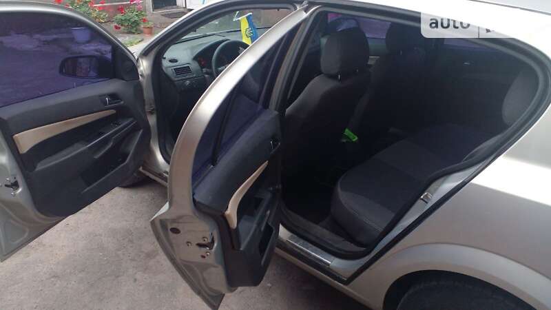 Хэтчбек Opel Astra 2007 в Коростене