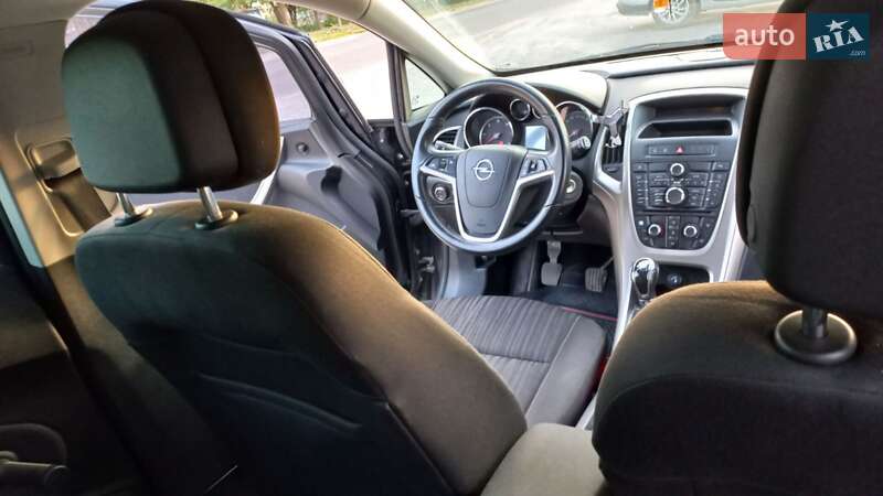 Універсал Opel Astra 2011 в Золочеві