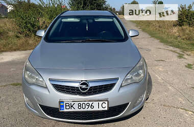 Универсал Opel Astra 2011 в Ровно