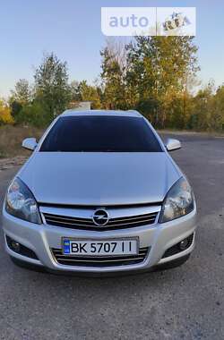 Універсал Opel Astra 2010 в Сарнах