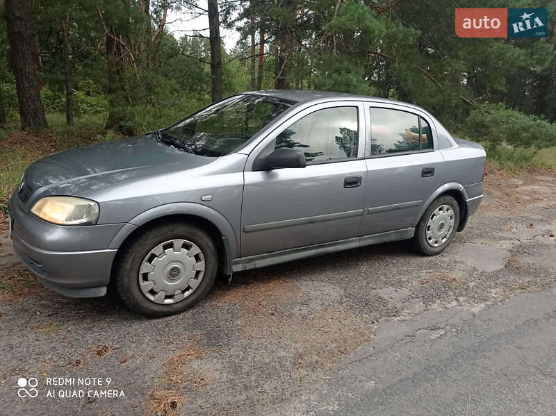 Седан Opel Astra 2006 в Владимирце
