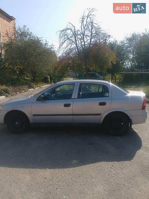 Седан Opel Astra 2004 в 