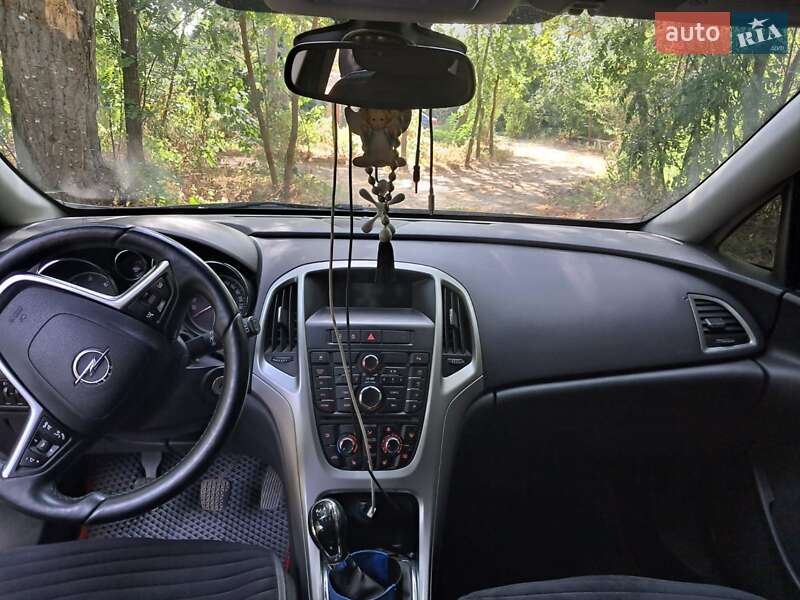 Универсал Opel Astra 2011 в Чернигове