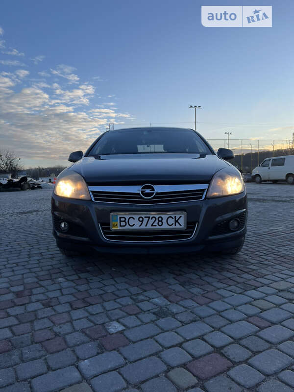 Седан Opel Astra 2011 в Львові