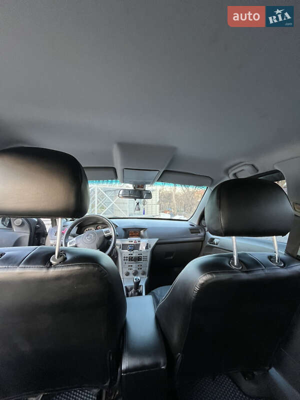Седан Opel Astra 2011 в Львове