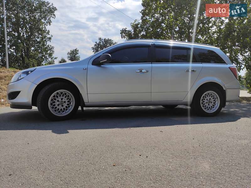 Универсал Opel Astra 2011 в Вапнярке
