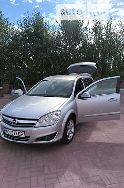 Універсал Opel Astra 2010 в Рівному