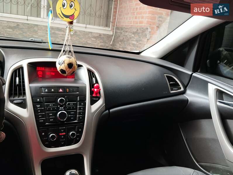 Универсал Opel Astra 2011 в Полтаве