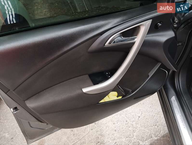Универсал Opel Astra 2011 в Полтаве