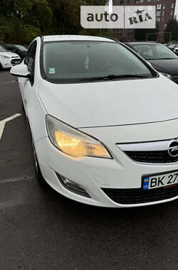 Універсал Opel Astra 2012 в Рівному