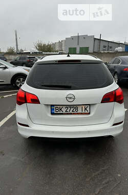 Універсал Opel Astra 2012 в Рівному