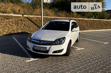 Універсал Opel Astra 2010 в Тернополі