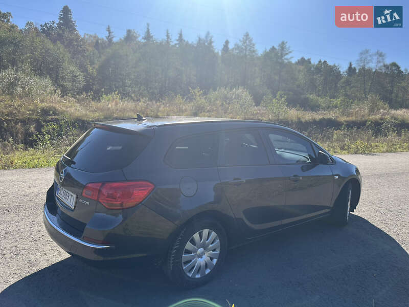 Універсал Opel Astra 2013 в Дрогобичі