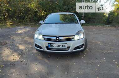 Хэтчбек Opel Astra 2013 в Золочеве