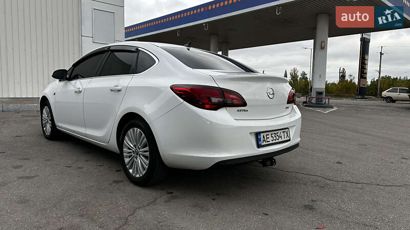 Седан Opel Astra 2015 в Павлограді