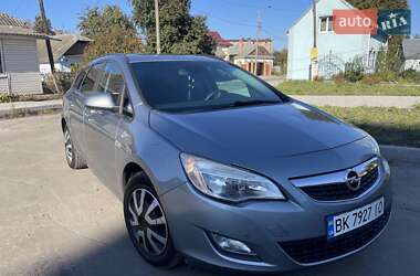 Універсал Opel Astra 2011 в Рівному