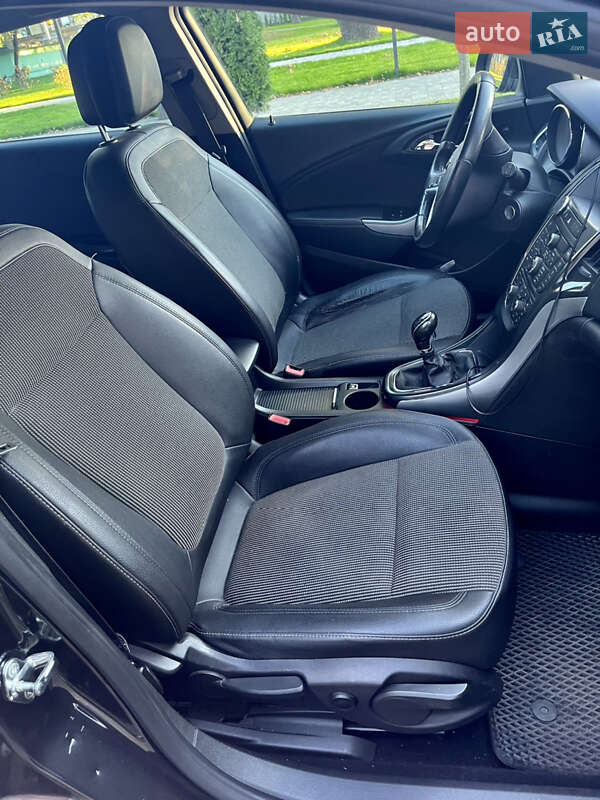 Универсал Opel Astra 2014 в Киеве