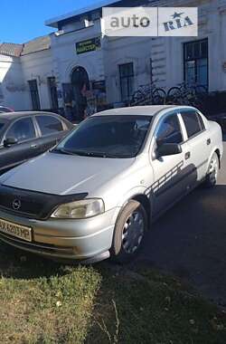 Седан Opel Astra 2005 в Краснограді