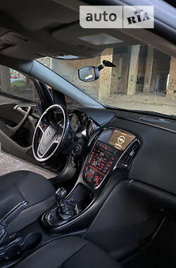 Универсал Opel Astra 2012 в 