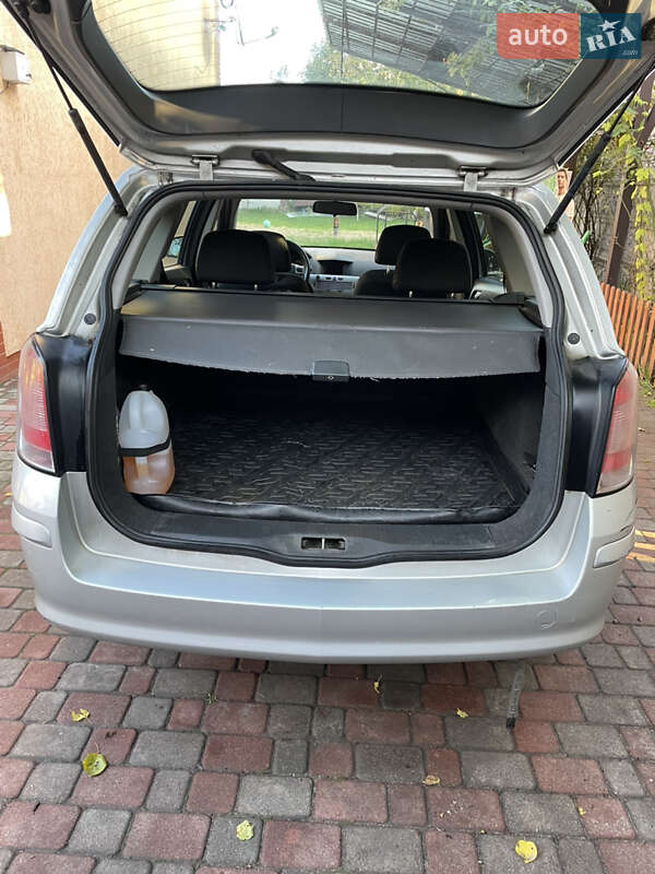 Универсал Opel Astra 2012 в Чернигове