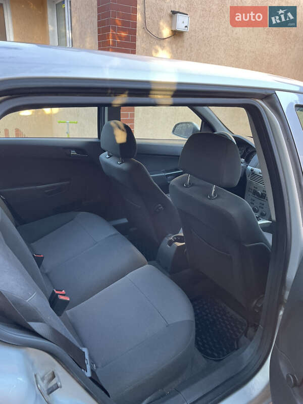 Универсал Opel Astra 2012 в Чернигове