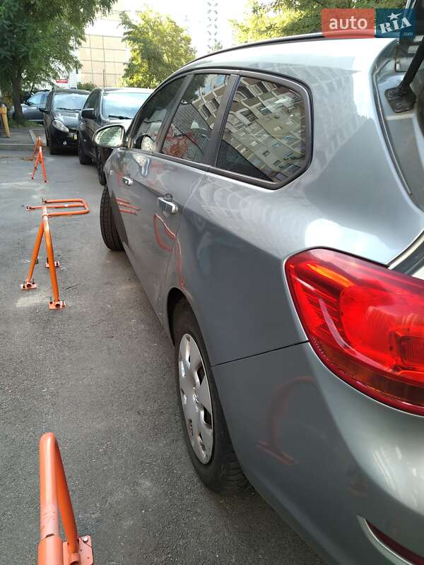Универсал Opel Astra 2011 в Киеве