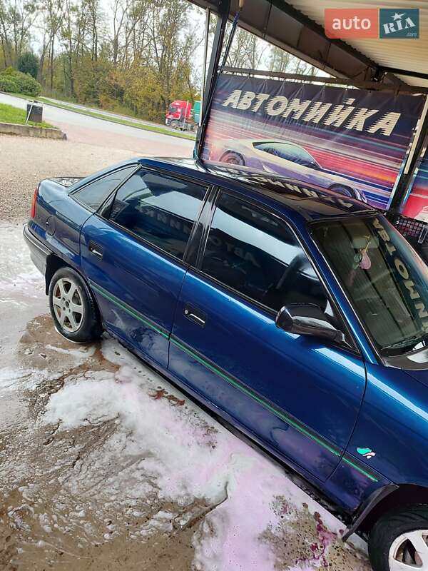 Седан Opel Astra 1993 в Ивано-Франковске