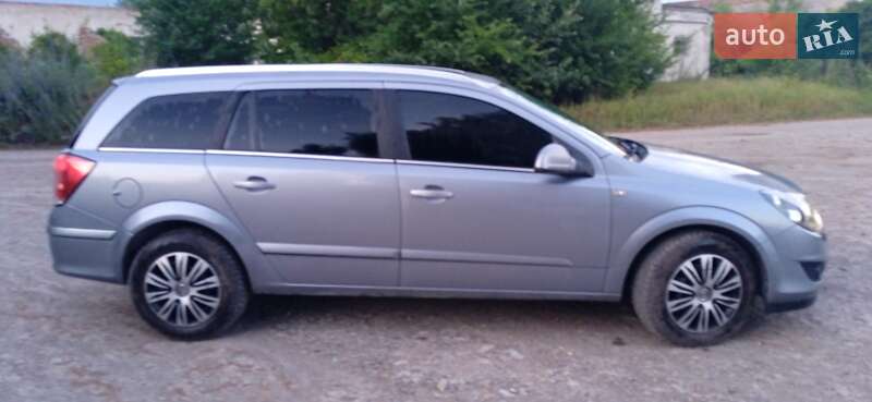 Универсал Opel Astra 2010 в Хмельницком