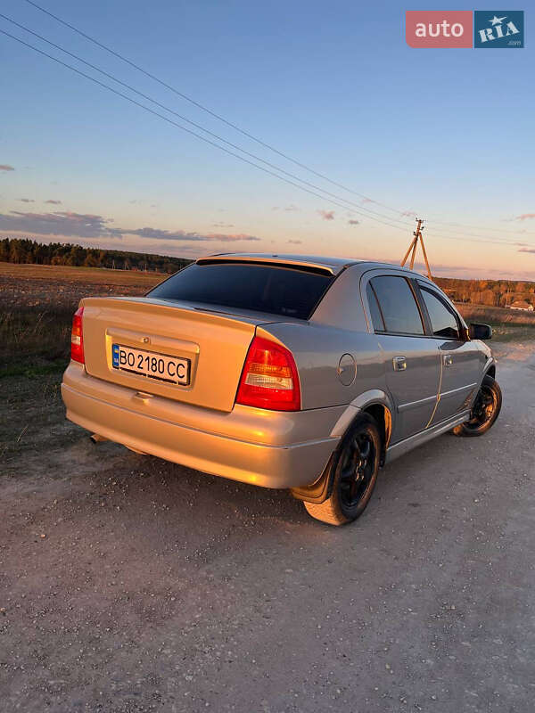 Седан Opel Astra 2007 в Почаеве