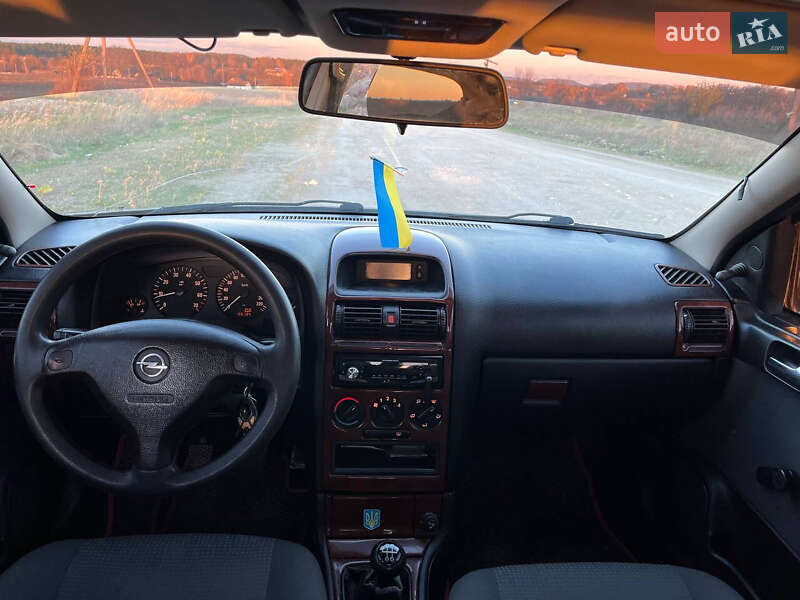 Седан Opel Astra 2007 в Почаеве