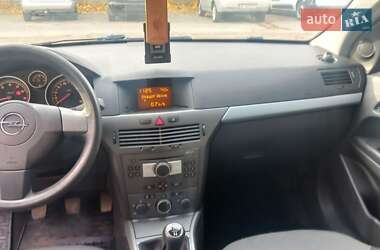 Хэтчбек Opel Astra 2004 в 