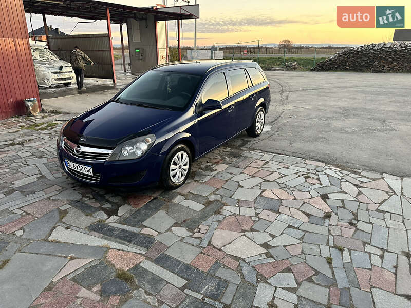 Универсал Opel Astra 2010 в Буске