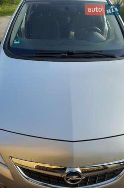 Универсал Opel Astra 2012 в 