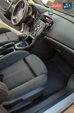 Универсал Opel Astra 2012 в 