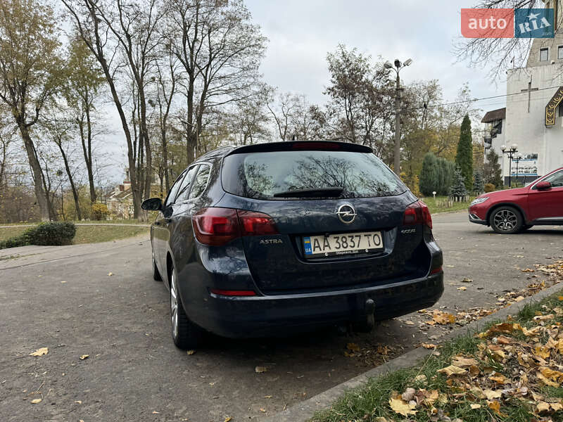 Універсал Opel Astra 2011 в Києві