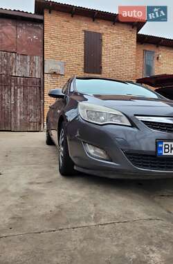 Универсал Opel Astra 2011 в Городке