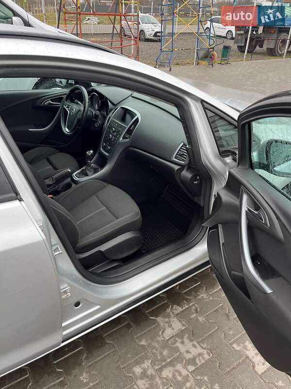 Универсал Opel Astra 2012 в Нововолынске